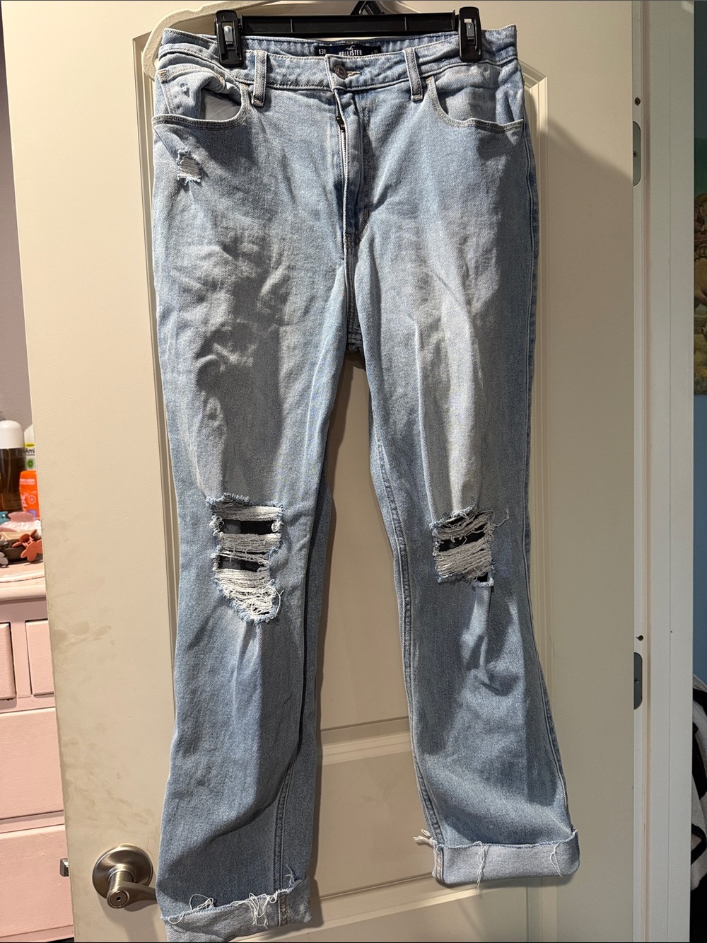 Hollister Ultra High-Rise 90’s Vintage Straight Distressed Jeans